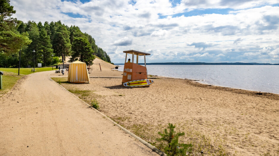 Hiukan uimarannoilla on retrohenkisiä uimakoppeja ja uimavalvojan torni.