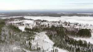 Kuvassa talvinen Leivolanlahden alue ilmasta kuvattuna