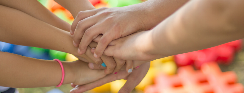 Käsiä päällekkäin