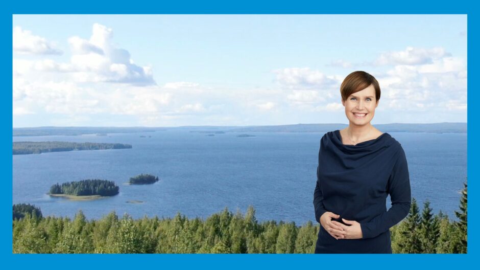 Taustalla järvimaisema. Edessä Hanna Partanen, joka tulee luennoimaan hyvinvointiviikonlopun tapahtumaan.
