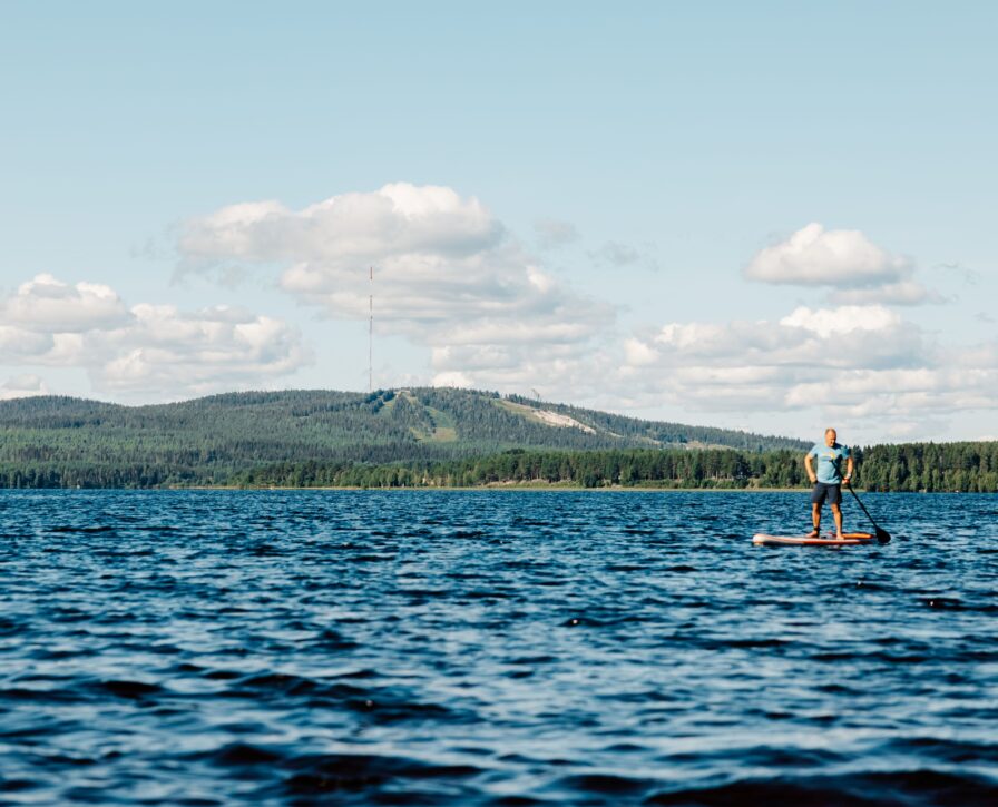 Sublautailija Sapsojärvellä Vuokatin vaarat taustalla