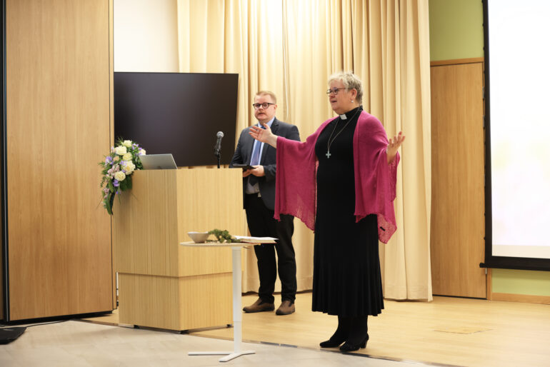 Lukio-kirjaston vihkiminen