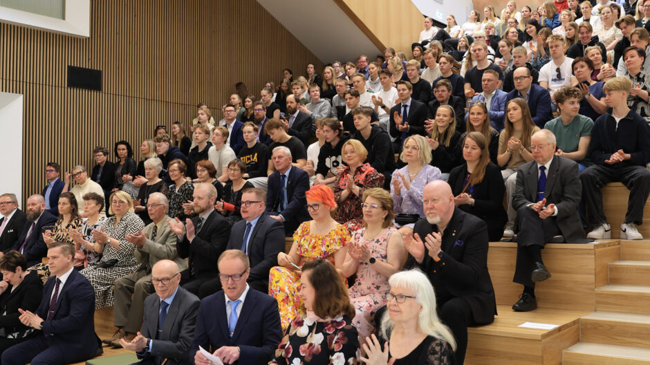 Avajaisjuhlan väkeä