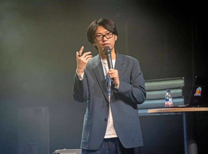 Kuvassa on Huumorifestivaalilla esiintyvä japanilaiskoomikko Gen Takagi.