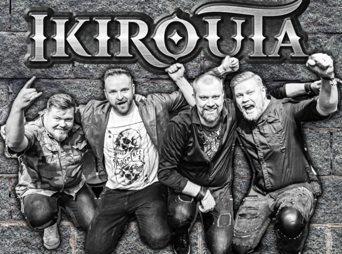 Kuvassa on Sotkamo-päivässä esiintyvä Ikirouta-yhtye.