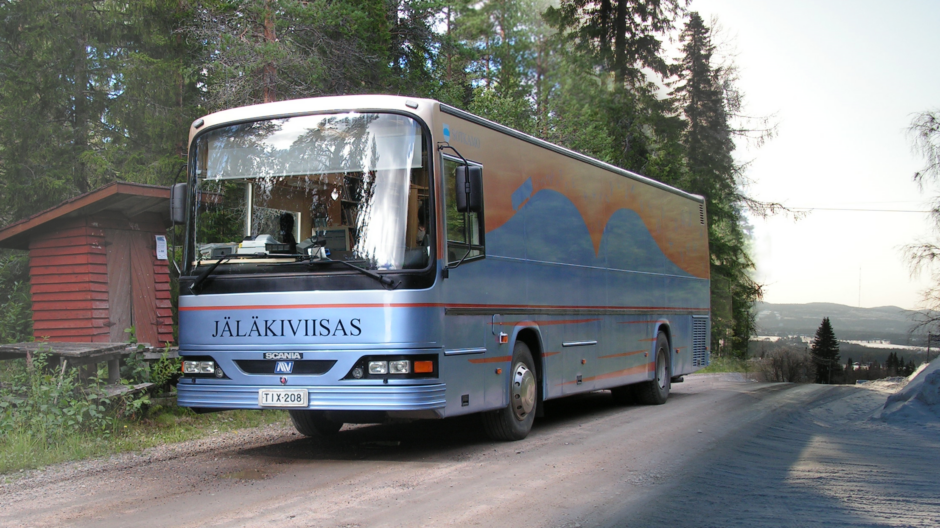 Sotkamon kirjastoauto Jäläkiviisas pysäkille seisahtuneena.