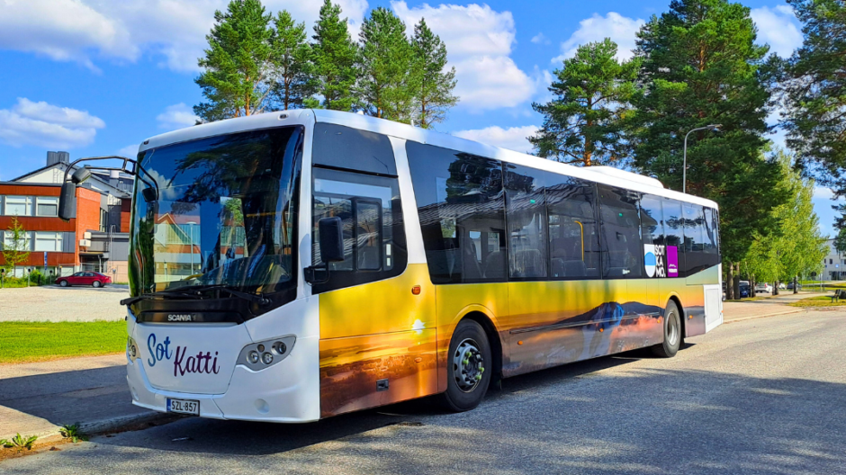 Paikallisbussi SotKatti parkissa kesäisessä Sotkamossa.