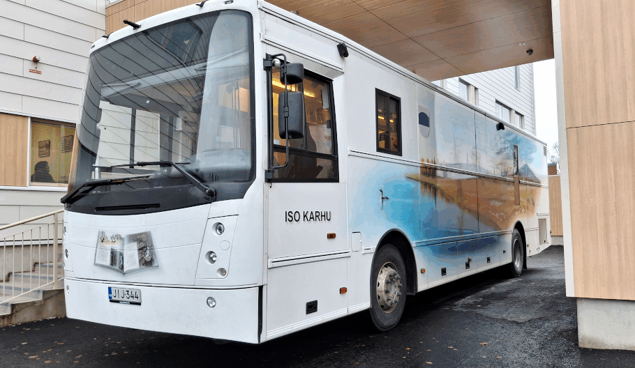 Kirjastoauto Iso Karhu pysäköitynä lastauskatoksessa.