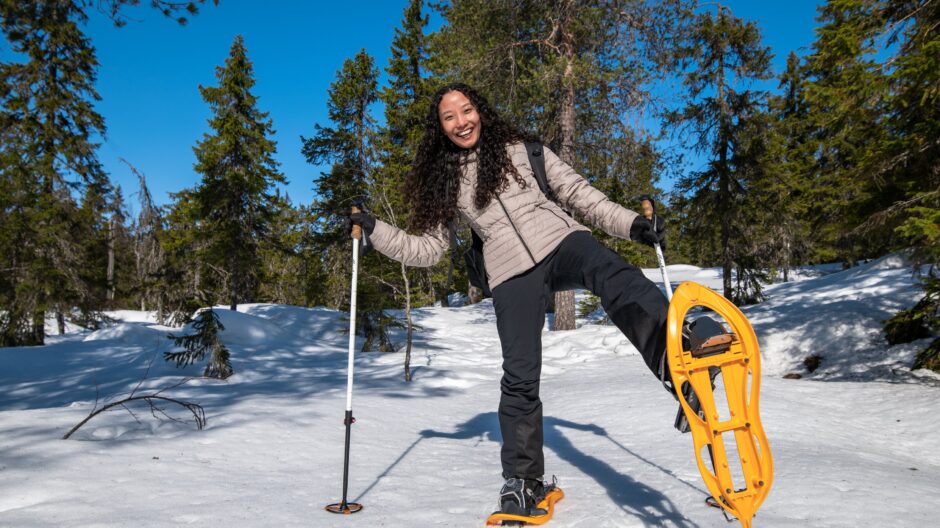 Kuvituskuvassa nainen lumikenkäilemässä Vuokatinvaaralla
