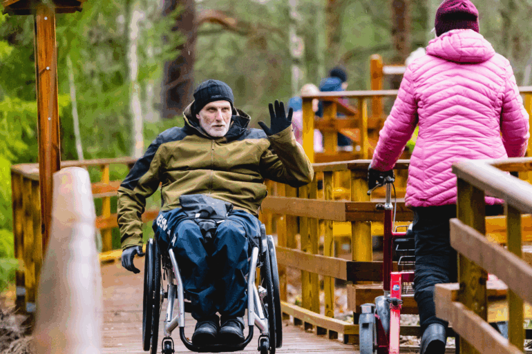 Syntiniemen esteettömällä reitillä on helppo kulkea esimerkiksi rollaattorilla tai pyörätuolilla sulan maan aikaan.