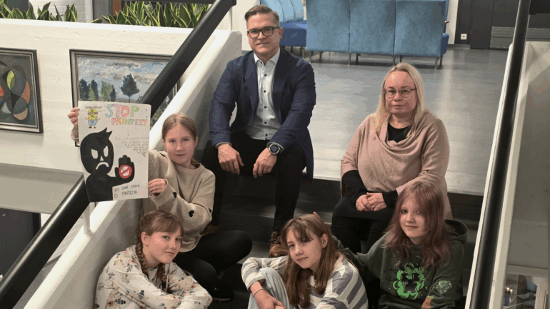 Voittajajulisteen tekijät Minttu Härkönen, Hilma Arffman, Viena Parviainen ja Miitu Kähkönen huomioitiin kunnanjohtajan järjestämässä kahvitustilaisuudessa tiistaina 9.12.2025.