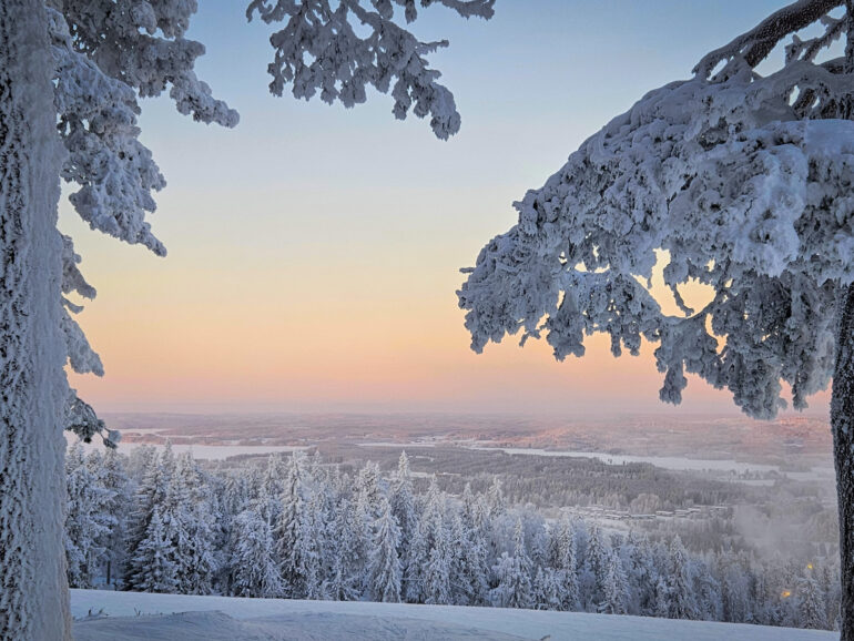 Talvinen maisema Vuokatinvaaralta, kuvaaja Anne Lukkari