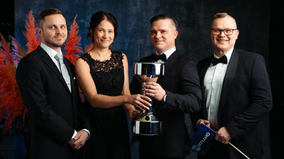 Uno-pokaalin ottivat vastaan liikuntakoordinaattori Ossi Pulkkinen, hyvinvointikoodinaattori Kukka-Maaria Pyykönen, kunnanjohtaja Mika Kilpeläinen ja kunnanvaltuuston 1. vpj Sami Kilpeläinen