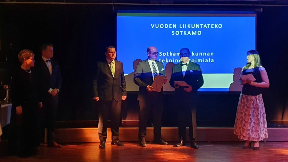 Sotkamon kunnan tekninen toimiala palkittiin Kainuun Urheilugaalassa Sotkamon vuoden 2025 liikuntateko -palkinnolla. Palkinnon vastaanottivat Sotkamon kunnan tekninen johtaja Harri Helenius ja puisto- ja liikunta-alueiden päällikkö Jukka Malinen.