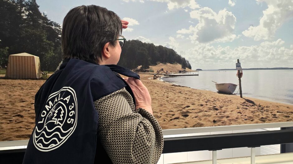 Nainen katsoo Hiukan maisemaa Sotkamo-kassi olalla.