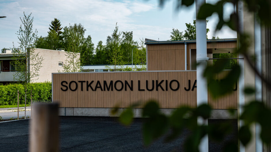 Sotkamon lukion julkisivua