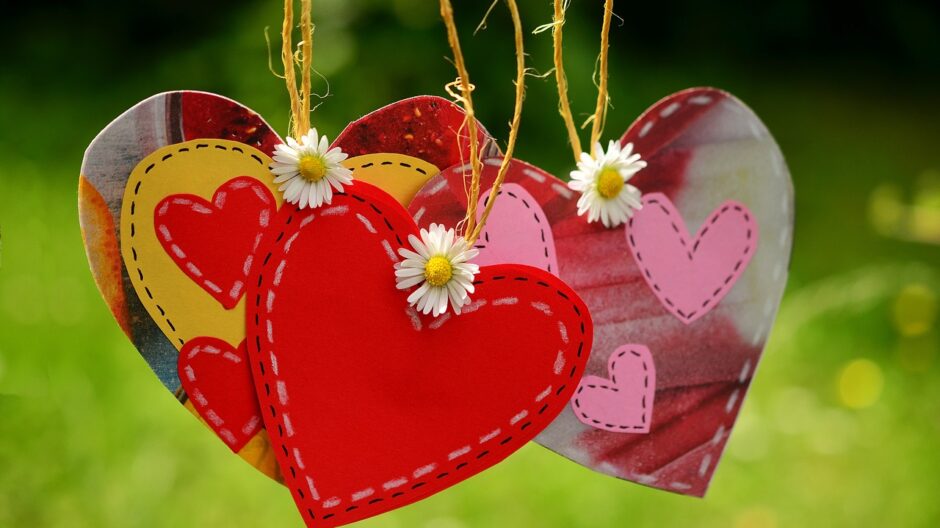 Kolme askarreltua sydäntä