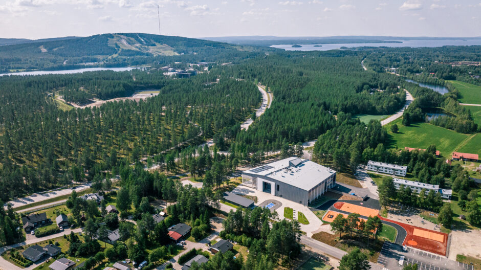 Vuokatinvaara edessään Tenetin koulu ja metsää. Kuvaaja Tuomas Juntunen