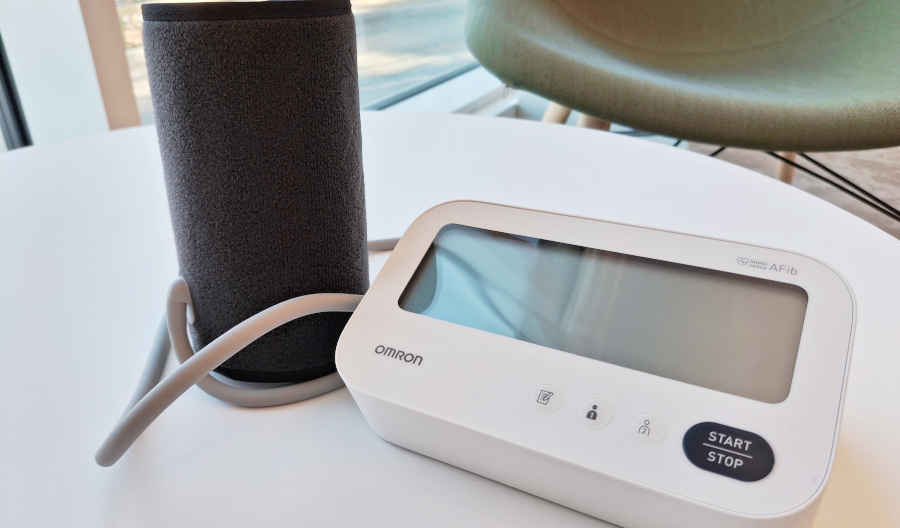 Kirjaston verenpainemittari pöydällä.