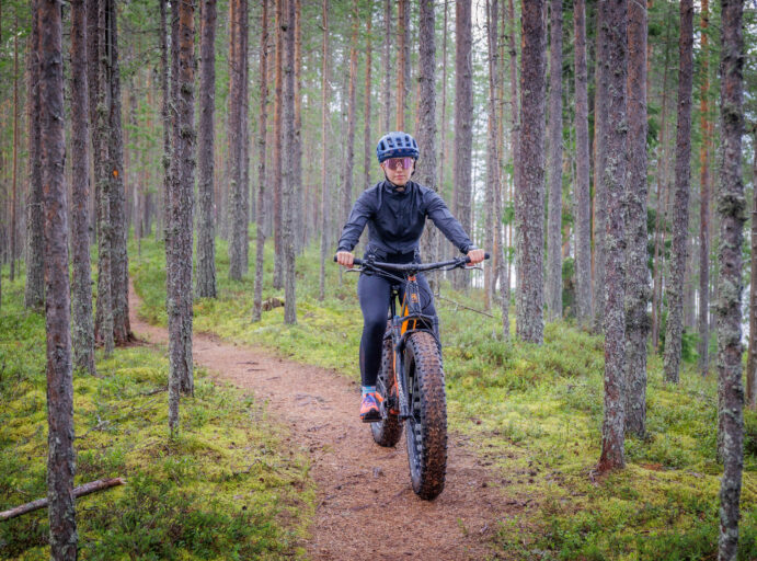 Pyöräilijä polulla