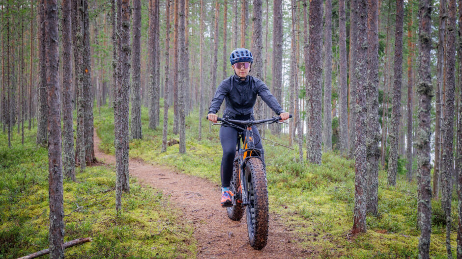 Pyöräilijä polulla