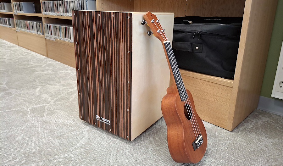 Kirjaston lainattava cajon-rumpu ja ukulele.