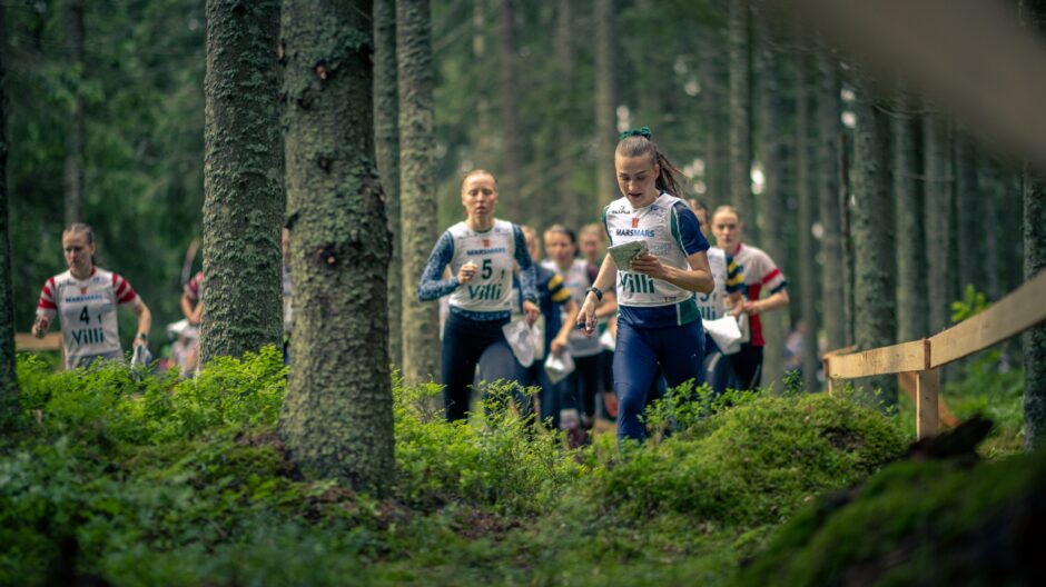 Suunnistajat metsässä. Kuva Karo Holmberg