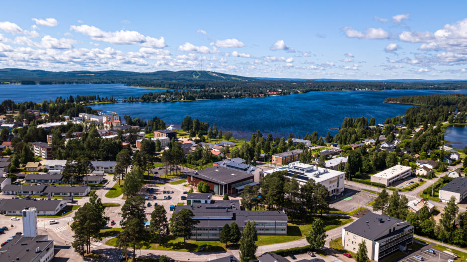 Ilmakuva Sotkamon keskustasta kohti Vuokattia kesäisessä maisemassa.