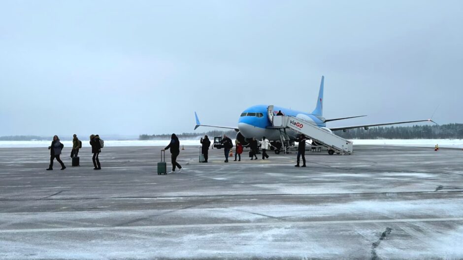 TUI fly lentokone Kajaanin kentällä